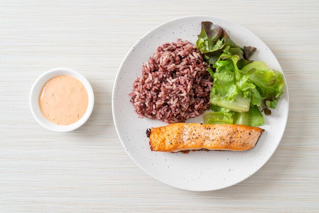 Filé de salmão grelhado com bagas de arroz e vegetais - estilo de alimentação saudável