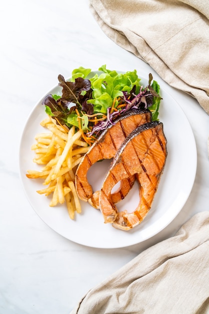 Filé de Salmão Grelhado com Batatas Fritas