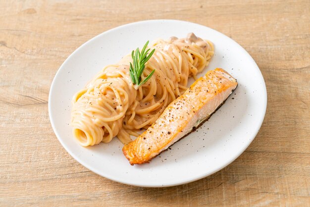 filé de salmão grelhado com espaguete ao molho de tomate cremoso