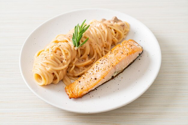 filé de salmão grelhado com espaguete ao molho de tomate cremoso