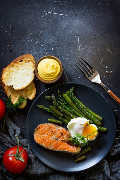 Filé de salmão grelhado com espargos ovo escalfado comida saudável vista de cima plano