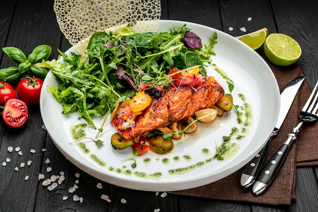 Filé de salmão grelhado com mistura de legumes Servindo comida em um restaurante Conceito de comida saudável Foto para o menu