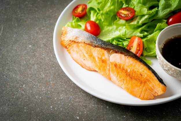 filé de salmão grelhado com salada de legumes - estilo de comida saudável