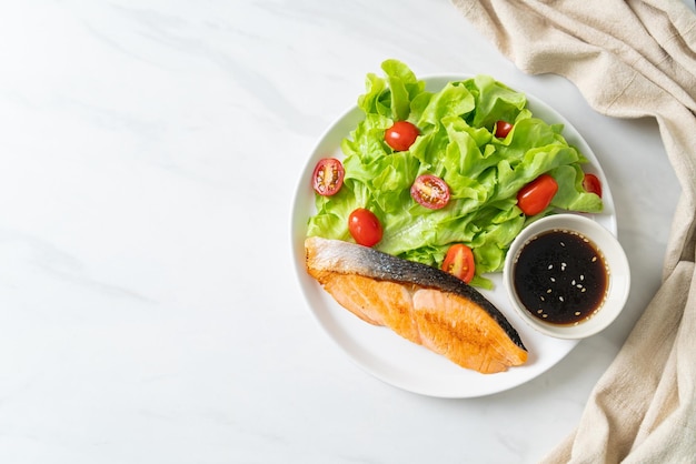 Filé de salmão grelhado com salada