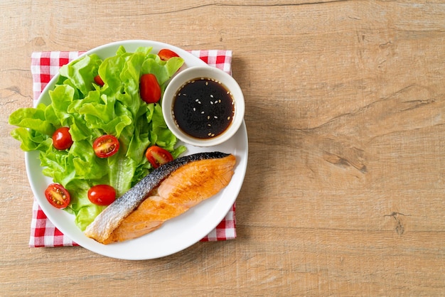 Filé de salmão grelhado com salada