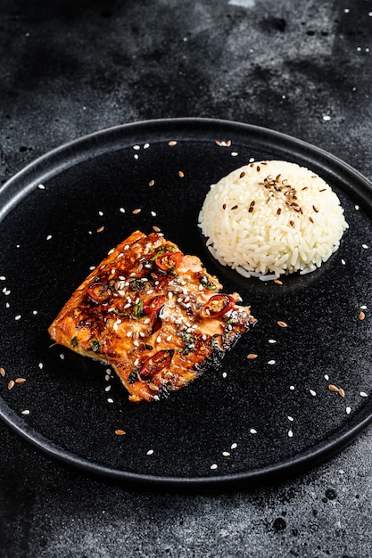 Filé de salmão grelhado teriyaki japonês coberto com molho delicioso com um prato de arroz