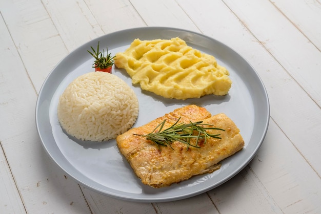 Filé de tilápia com arroz branco e purê de batata Refeição