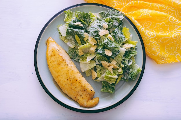 Filé de tilápia com salada, uma refeição consciente da dieta
