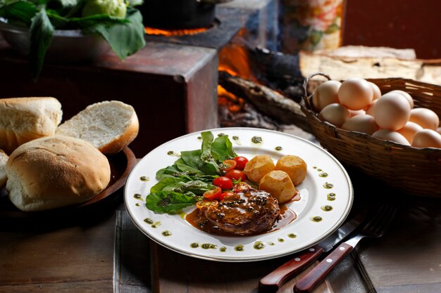 Filé mignon assado com salada