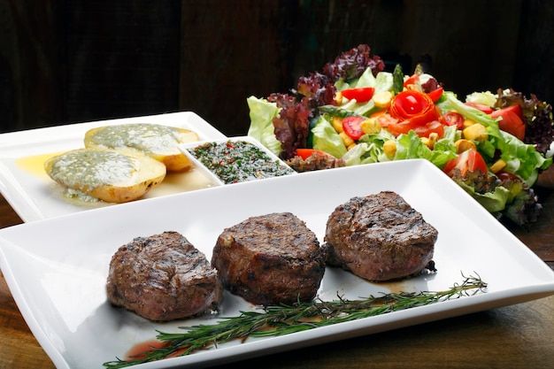 Filé mignon com salada e batata