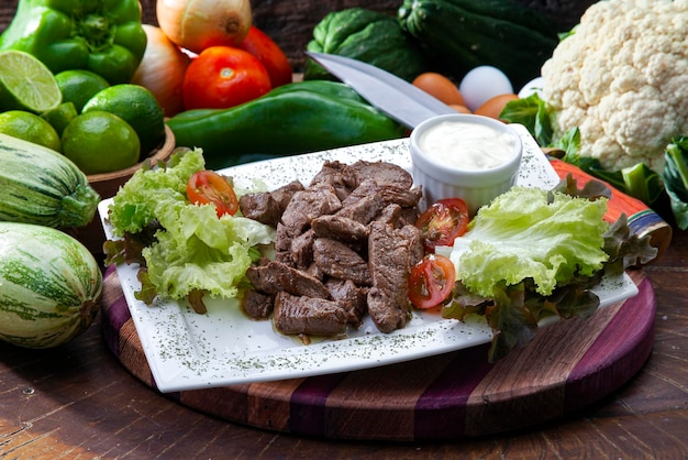 Filé mignon com salada e molho branco