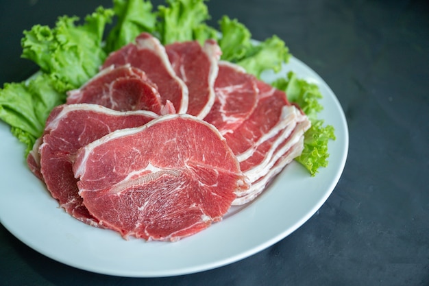 Filé mignon de carne crua em uma tábua de madeira