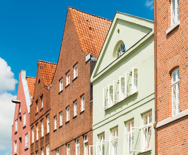 Fileira de casas no estilo arquitetônico alemão tradicional. Telhados triangulares com telhas laranja. Luneburg, Alemanha