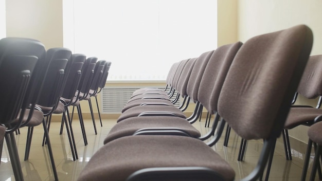 Fileiras de cadeiras na sala de conferências, interior do escritório