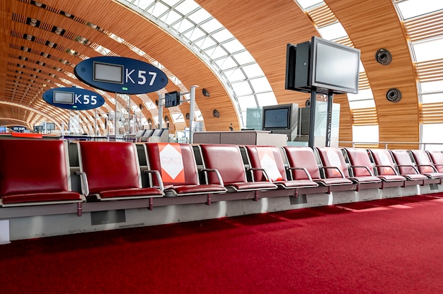 Fileiras de cadeiras vazias em um aeroporto marcado para o distanciamento social. Aeroporto de Paris. Foto de alta qualidade