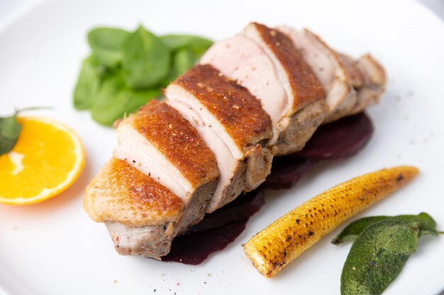 Files der Brust Ente Grill mit Rüben Mais und Spinat gebratene Salvie Orangen und Lingonberry Sauce