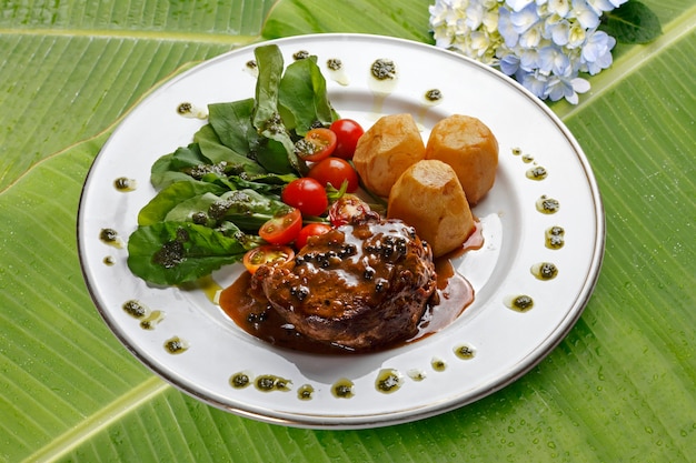 Filet mignon asado con ensalada