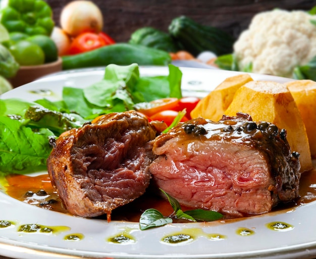 Filet mignon com salada de molho e batata