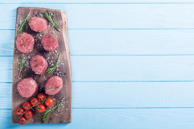Filet mignon crudo Sreak de carne sobre fondo rústico