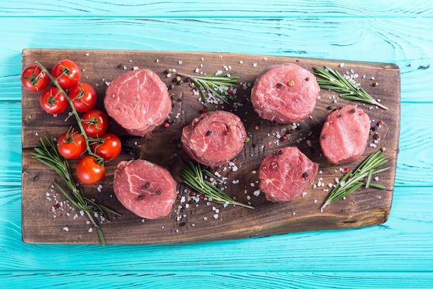 Filet mignon crudo Sreak de carne sobre fondo rústico