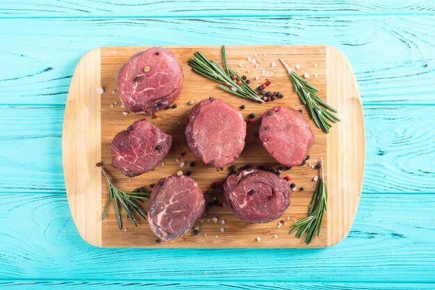 Filet mignon crudo Sreak de carne sobre fondo rústico