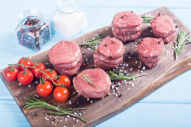 Filet mignon crudo Sreak de carne sobre fondo rústico