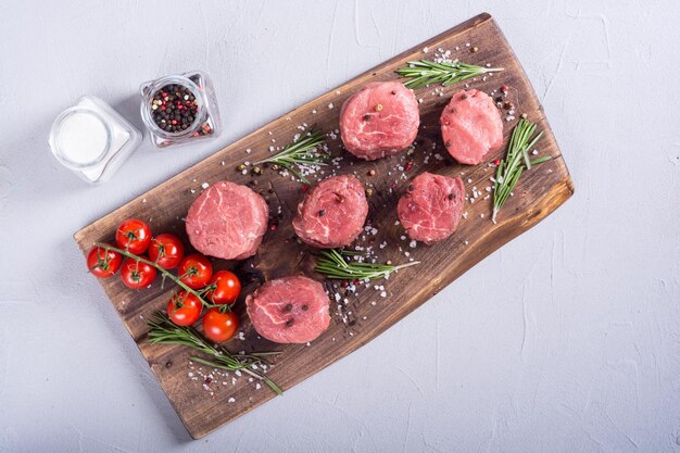Filet mignon crudo Sreak de carne sobre fondo rústico