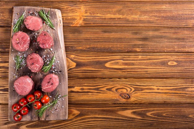 Filet mignon crudo Sreak de carne sobre fondo rústico