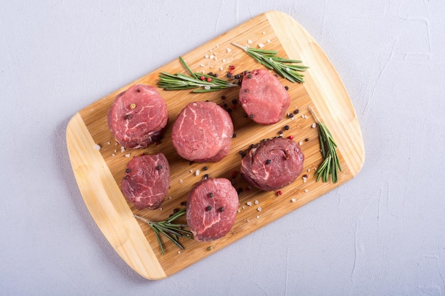 Filet mignon crudo Sreak de carne sobre fondo rústico