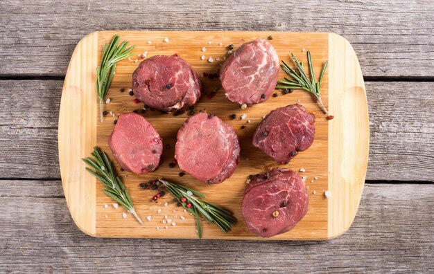 Filet mignon crudo Sreak de carne sobre fondo rústico