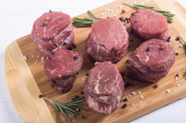 Filet mignon crudo Sreak de carne sobre fondo rústico