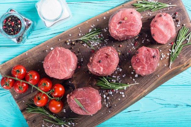 Filet mignon crudo Sreak de carne sobre fondo rústico