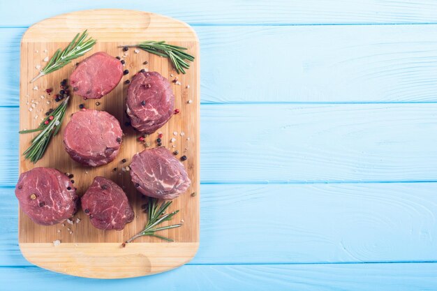 Filet mignon crudo Sreak de carne sobre fondo rústico