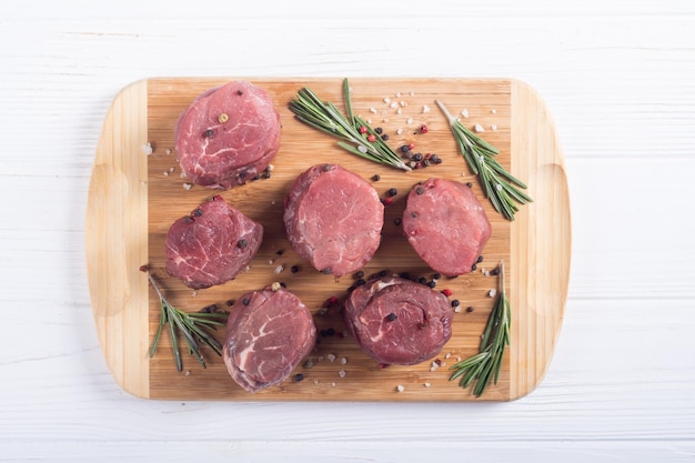 Filet mignon crudo Sreak de carne sobre fondo rústico