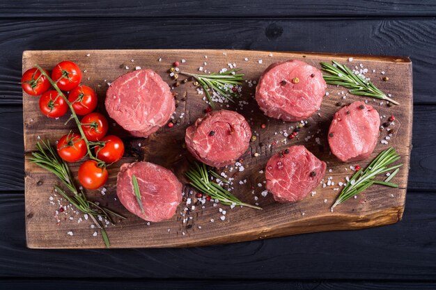 Filet mignon crudo Sreak de carne sobre fondo rústico