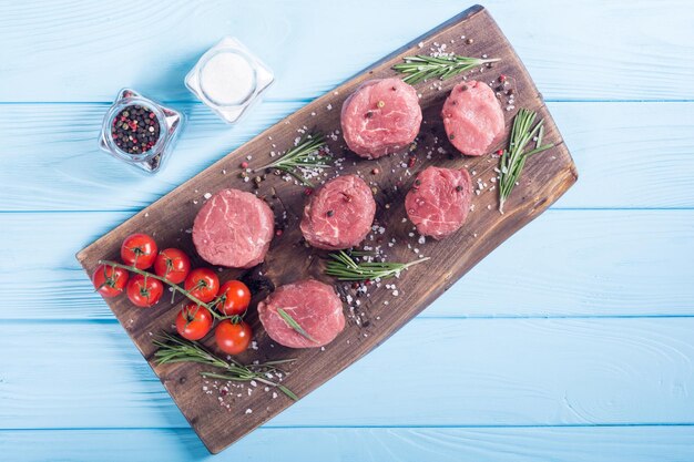 Filet mignon crudo Sreak de carne sobre fondo rústico