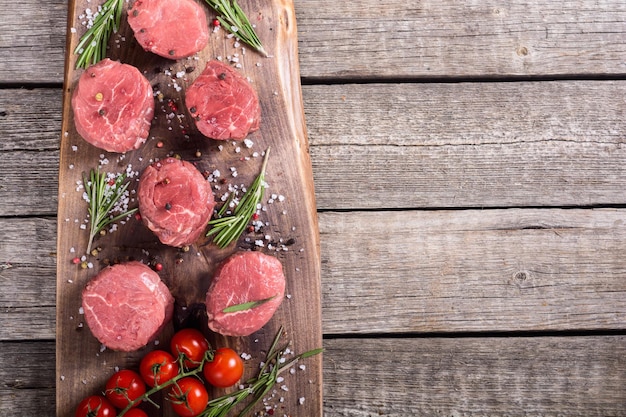 Filet mignon crudo Sreak de carne sobre fondo rústico