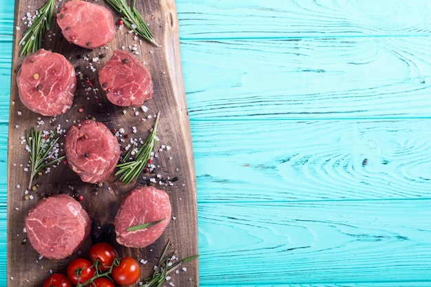 Filet mignon crudo Sreak de carne sobre fondo rústico
