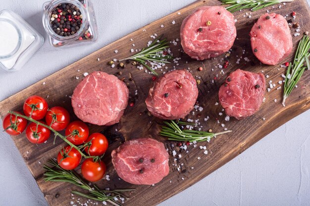 Filet mignon crudo Sreak de carne sobre fondo rústico