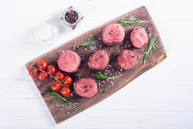 Filet mignon crudo Sreak de carne sobre fondo rústico