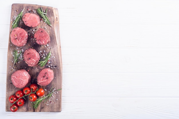 Filet mignon crudo Sreak de carne sobre fondo rústico