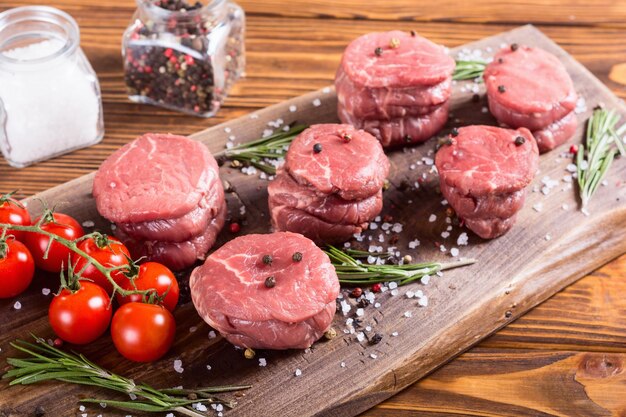Filet mignon crudo Sreak de carne sobre fondo rústico
