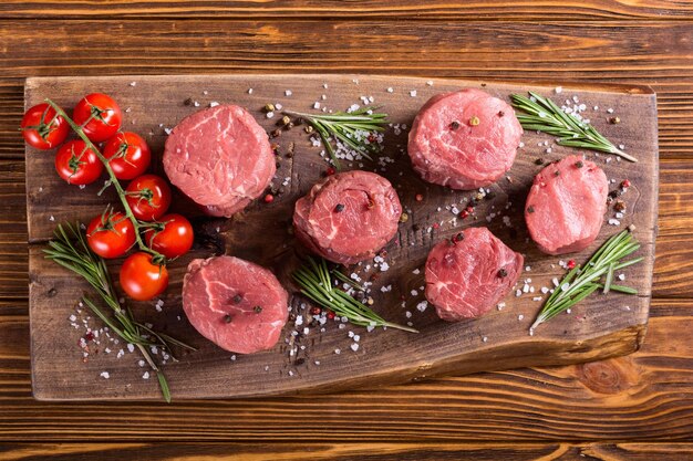 Filet mignon crudo Sreak de carne sobre fondo rústico
