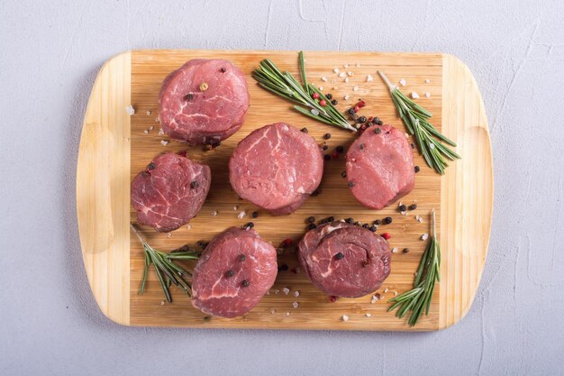 Filet mignon crudo Sreak de carne sobre fondo rústico