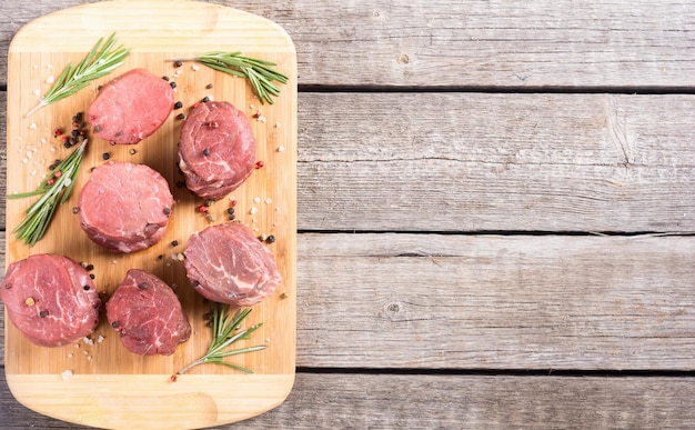 Filet mignon crudo Sreak de carne sobre fondo rústico