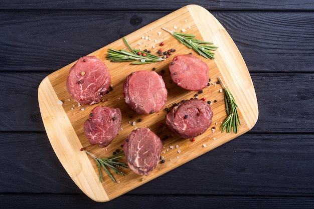 Filet mignon crudo Sreak de carne sobre fondo rústico