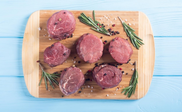 Filet mignon crudo Sreak de carne sobre fondo rústico