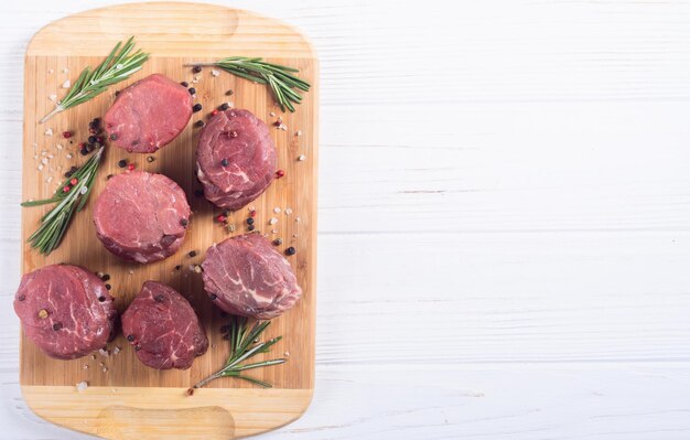 Filet mignon crudo Sreak de carne sobre fondo rústico