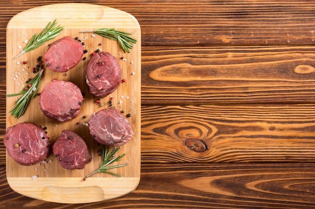 Filet mignon crudo Sreak de carne sobre fondo rústico