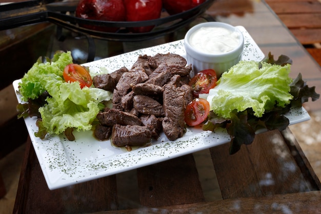 Filet mignon con ensalada y salsa blanca